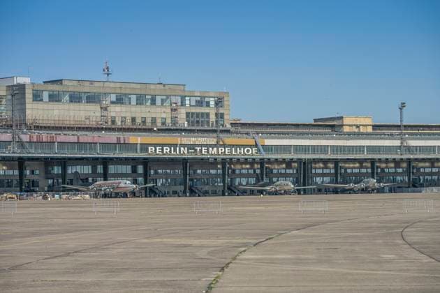 Zentralgebäude, Hangar, Flughafen Tempelhof, Tempelhofer Feld, Tempelhof, Berlin, Deutschland *** Central Building, Hangar, Tempelhof Airport, Tempelhofer Feld, Tempelhof, Berlin, Germany