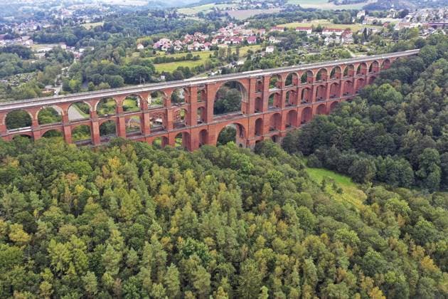 Luftbild der Göltzschtalbrücke, ein beeindruckendes Viadukt aus Ziegelsteinen, das sich majestätisch über das Tal der Göltzsch spannt. Die Brücke besteht aus mehreren Bögen und ist die größte Ziegelsteinbrücke der Welt. Mylau, Reichenbach, Netzschkau, Sachsen, Deutschland, Europa Aerial view of the Göltzsch Valley Bridge, an impressive brick viaduct that spans majestically over the Göltzsch valley. The bridge consists of several arches and is the largest brick bridge in the world. Mylau, Reichenbach, Netzschkau, Saxony, Germany, Europe Copyright: imageBROKER fotoping ibxwth11424454.jpg