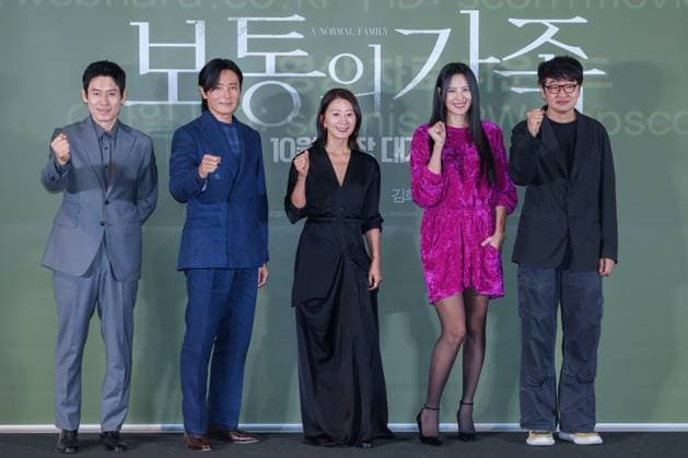 Entertainment Themen der Woche KW39 Entertainment Bilder des Tages A Normal Family film premiere SEOUL, SOUTH KOREA, SEP 24: South Korean actors Sul Kyung-gu, Jang Dong-gun, Kim Hee-ae, Claudia Kim Suhyun, director Hur Jin-ho during A Normal Family film premiere at the CGV in Seoul, South Korea, on September 24, 2024. Seoul the CGV South Korea 8113_280451 Copyright: xStevexChoxKyewoong PentaxPressx
