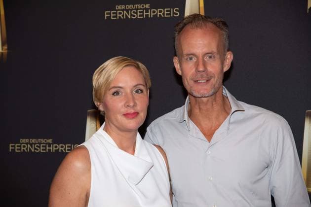 Max UTHOFF, Moderator, Comedian, und Tina UTHOFF, Roter Teppich, Red Carpet Show, Ankunft, arrival, Verleihung des Deutschen Fernsehpreises, Die Nacht der Kreativen - Der Deutsche Fernsehpreis 2024, Deutscher Fernsehpreis 2024 in Koeln, am 24.09.2024.