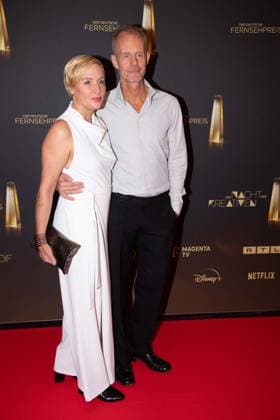 Max UTHOFF, Moderator, Comedian, und Tina UTHOFF, Roter Teppich, Red Carpet Show, Ankunft, arrival, Verleihung des Deutschen Fernsehpreises, Die Nacht der Kreativen - Der Deutsche Fernsehpreis 2024, Deutscher Fernsehpreis 2024 in Koeln, am 24.09.2024.
