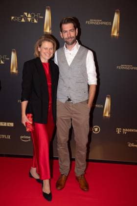 Claus von WAGNER, Moderator, Comedian, und Jutta SCHMITT-THIEL, Roter Teppich, Red Carpet Show, Ankunft, arrival, Verleihung des Deutschen Fernsehpreises, Die Nacht der Kreativen - Der Deutsche Fernsehpreis 2024, Deutscher Fernsehpreis 2024 in Koeln, am 24.09.2024.
