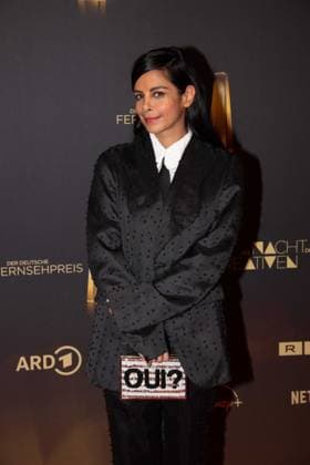 Collien ULMEN-FERNANDES, Schauspielerin, Roter Teppich, Red Carpet Show, Ankunft, arrival, Verleihung des Deutschen Fernsehpreises, Die Nacht der Kreativen - Der Deutsche Fernsehpreis 2024, Deutscher Fernsehpreis 2024 in Koeln, am 24.09.2024.