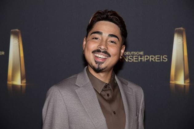 Tony BAUER, Comedian, Roter Teppich, Red Carpet Show, Ankunft, arrival, Verleihung des Deutschen Fernsehpreises, Die Nacht der Kreativen - Der Deutsche Fernsehpreis 2024, Deutscher Fernsehpreis 2024 in Koeln, am 24.09.2024.