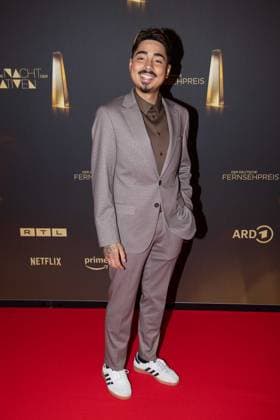 Tony BAUER, Comedian, Roter Teppich, Red Carpet Show, Ankunft, arrival, Verleihung des Deutschen Fernsehpreises, Die Nacht der Kreativen - Der Deutsche Fernsehpreis 2024, Deutscher Fernsehpreis 2024 in Koeln, am 24.09.2024.
