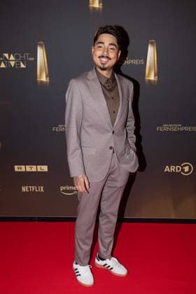 Tony BAUER, Comedian, Roter Teppich, Red Carpet Show, Ankunft, arrival, Verleihung des Deutschen Fernsehpreises, Die Nacht der Kreativen - Der Deutsche Fernsehpreis 2024, Deutscher Fernsehpreis 2024 in Koeln, am 24.09.2024.