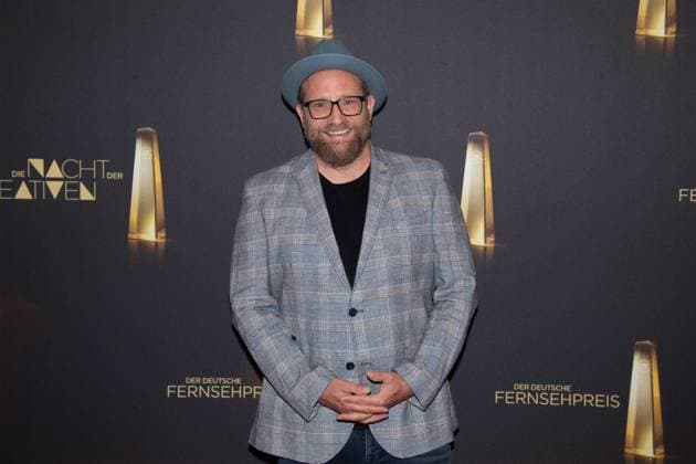 Gregor MEYLE, Saenger, Musiker, Roter Teppich, Red Carpet Show, Ankunft, arrival, Verleihung des Deutschen Fernsehpreises, Die Nacht der Kreativen - Der Deutsche Fernsehpreis 2024, Deutscher Fernsehpreis 2024 in Koeln, am 24.09.2024.