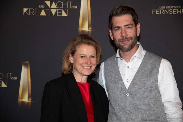 Claus von WAGNER, Moderator, Comedian, und Jutta SCHMITT-THIEL, Roter Teppich, Red Carpet Show, Ankunft, arrival, Verleihung des Deutschen Fernsehpreises, Die Nacht der Kreativen - Der Deutsche Fernsehpreis 2024, Deutscher Fernsehpreis 2024 in Koeln, am 24.09.2024.