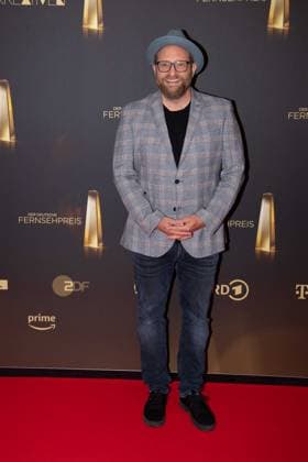 Gregor MEYLE, Saenger, Musiker, Roter Teppich, Red Carpet Show, Ankunft, arrival, Verleihung des Deutschen Fernsehpreises, Die Nacht der Kreativen - Der Deutsche Fernsehpreis 2024, Deutscher Fernsehpreis 2024 in Koeln, am 24.09.2024.