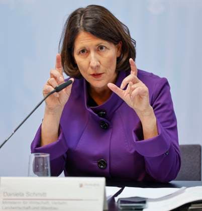 Daniela Schmitt, Ministerin für Wirtschaft, Verkehr, Landwirtschaft und Weinbau stellt das Paket der Landesregierung zum Bürokratieabbau bei einer Pressekonferenz in der Staatskanzlei Rheinland-Pfalz vor. 24.09.24 *** Daniela Schmitt, Minister for Economic Affairs, Transport, Agriculture and Viticulture, presents the state governments package to reduce bureaucracy at a press conference in the State Chancellery of Rhineland-Palatinate 24 09 24