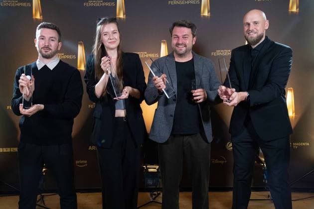 Raphael SELTER, Henriette JOHNSON, Schlecky SILBERSTEIN und Jan KREBS, Preistraeger Bestes Buch Unterhaltung Verleihung des Deutschen Fernsehpreises, Die Nacht der Kreativen - Der Deutsche Fernsehpreis 2024, Deutscher Fernsehpreis 2024 in Koeln, am 24.09.2024.