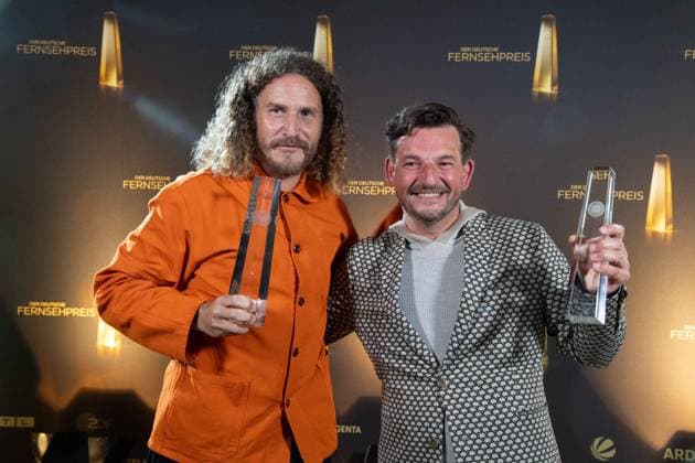 v.l. Bode BRODMUELLER und Adriano CIARRETTINO, Preistraeger Beste Ausstattung Unterhaltung Verleihung des Deutschen Fernsehpreises, Die Nacht der Kreativen - Der Deutsche Fernsehpreis 2024, Deutscher Fernsehpreis 2024 in Koeln, am 24.09.2024.
