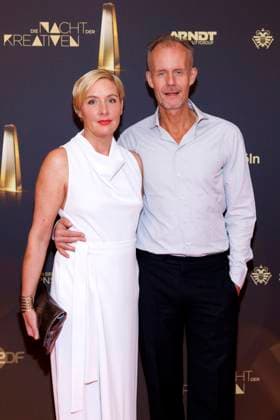 Moderator Max Uthoff und seine Gattin Tina Uthoff beim Red Carpet bei Die Nacht der Kreativen am Vorabend des Deutsche Fernsehpreis 2024 in der Flora. Köln, 24.09.2024 NRW Deutschland Copyright: xChristophxHardtx