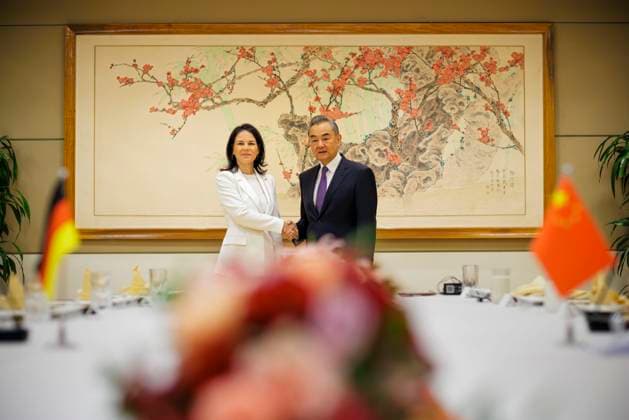News Themen der Woche KW39 News Bilder des Tages 79. UN-Generalversammlung in New York. Annalena Baerbock (Buendnis 90 Die Gruenen), Bundesaussenministerin, trifft Wang Yi, Aussenminister von China. New York City, 24.09.2024. Fotografiert im Auftrag des Auswaertigen Amtes New York City United States *** 79 UN General Assembly in New York Annalena Baerbock Buendnis 90 Die Gruenen , Federal Foreign Minister, meets Wang Yi, Foreign Minister of China New York City, 24 09 2024 Photographed on behalf of the Federal Foreign Office New York City United States Copyright: xThomasxTrutschel AAx