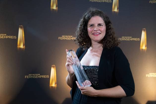 Katja BENRATH Preistraegerin Beste Regie Fiktion gemeinsam mit Mia Maariel Meyer, Verleihung des Deutschen Fernsehpreises, Die Nacht der Kreativen - Der Deutsche Fernsehpreis 2024, Deutscher Fernsehpreis 2024 in Koeln, am 24.09.2024.