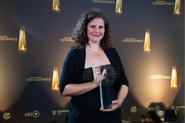 Katja BENRATH Preistraegerin Beste Regie Fiktion gemeinsam mit Mia Maariel Meyer, Verleihung des Deutschen Fernsehpreises, Die Nacht der Kreativen - Der Deutsche Fernsehpreis 2024, Deutscher Fernsehpreis 2024 in Koeln, am 24.09.2024.
