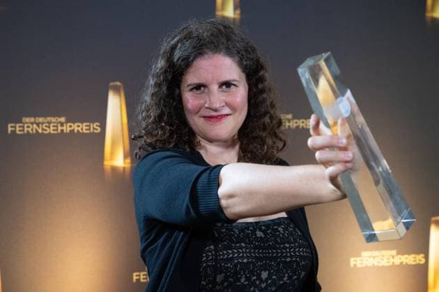 Katja BENRATH Preistraegerin Beste Regie Fiktion gemeinsam mit Mia Maariel Meyer, Verleihung des Deutschen Fernsehpreises, Die Nacht der Kreativen - Der Deutsche Fernsehpreis 2024, Deutscher Fernsehpreis 2024 in Koeln, am 24.09.2024.