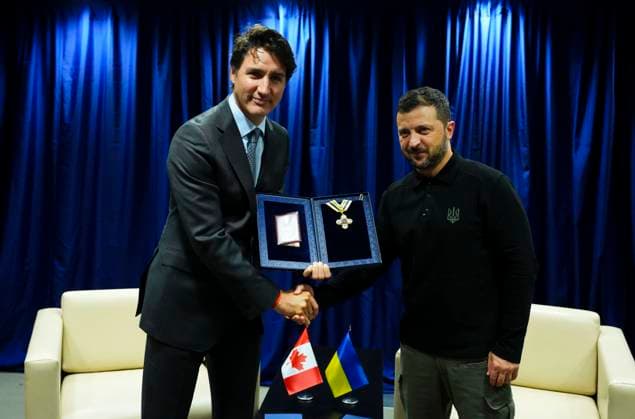 News Themen der Woche KW39 News Bilder des Tages September 24, 2024, New York, Ny, USA: President of Ukraine Volodymyr Zelenskyy, right, presents Prime Minister Justin Trudeau with the Order of Freedom as they meet for a bilateral meeting during the 79th Session of the UN General Assembly at United Nations headquarters in New York on Tuesday, Sept. 24, 2024. New York USA  - ZUMAc35_ 20240924_zaf_c35_167 Copyright: xSeanxKilpatrickx