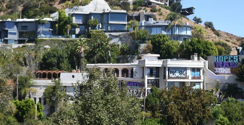 News Themen der Woche KW39 News Bilder des Tages Graffiti covers to what was once a posh mansion in Southern California s Hollywood Hills has turned into an eyesore after it was taken over by squatters and taggers, Saturday, Hollywood Hills CA USA. Sept 24 2024 According to public records the owner is John Powers Middleton, the son of Phillies owner John S. Middleton. The Phillies confirmed the property belongs to the team owner s son and that no other members of the Middleton family have ownership or involvement in these properties. Hollywood Hills USA - ZUMAbl1_ 20240924_zaf_bl1_003 Copyright: xGenexBlevinsx