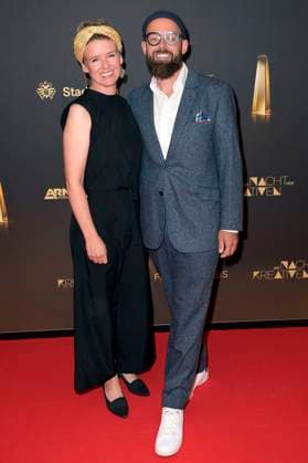 J. Patrick Arbeiter mit Begleitung bei der Verleihung des Deutschen Fernsehpreises 2024 - Die Nacht der Kreativen in der Flora Köln. Köln, 24.09.2024