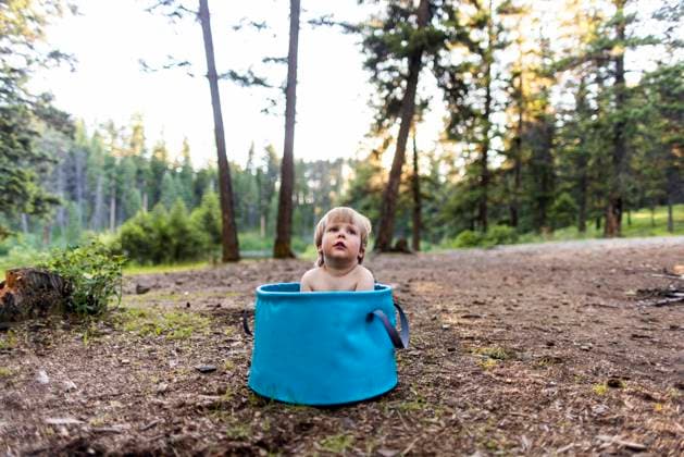 Creative Highlights Symbolfotos A toddler sits in a bucket while camping in Montana. Libby, Montana, United States CR_XICZ240924-1539863-01 ,model released, Symbolfoto
