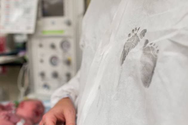 Creative Highlights Symbolfotos Newborn Baby Footprints in Ink on Dad s Hospital Gown Colorado Springs, Colorado, United States CR_APMS240924-1540672-01 ,model released, Symbolfoto