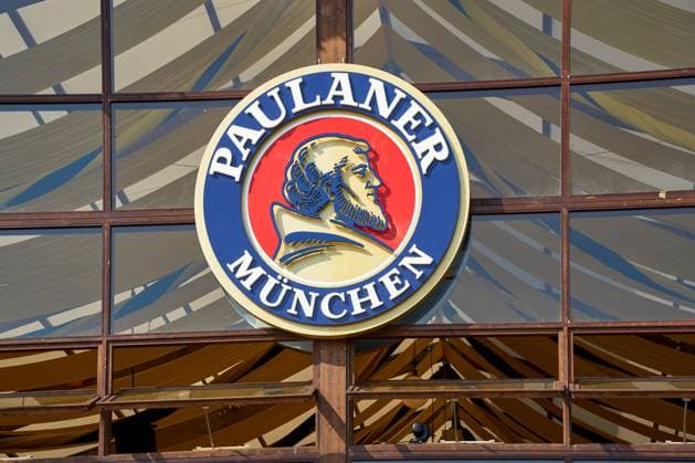 Das Paulaner-Logo ziert die Fassade eines Festzelts auf dem Oktoberfest in München. Paulaner ist eine der bekanntesten Brauereien der Stadt und steht für bayerische Braukunst und Tradition
