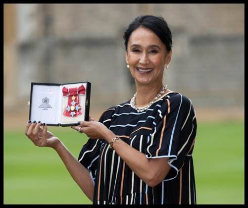 Bilder des Jahres 2024, Entertainment 09 September Entertainment Themen der Woche KW39 Entertainment Bilder des Tages . 25 09 2024. Windsor , United Kingdom. Writer Monica Ali with her CBE after an Investiture at Windsor Castle, United Kingdom.  xStephenxLockx xi-Imagesx IIM-25503-0004