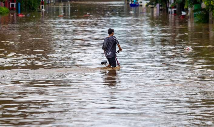 News Themen der Woche KW39 News Bilder des Tages September 25, 2024, Chiang Mai, Thailand: A boy with a bicycle walks along a flooded street in the Chang Khlan area after the Ping River overflowed into urban areas following continuous rainfall in Chiang Mai. Flooding in the urban area of Chiang Mai, especially in the Chang Khlan district, has resulted from several consecutive days of heavy rainfall, causing the water level in the Ping River to rise and overflow its banks. The floodwaters have inundated homes and several roads. Authorities are now working to drain the water and are closely monitoring the situation. As of 3:00 PM, the water level at Station P1 near Nawarat Bridge had risen to 4.57 meters, up from 4.45 meters at 8:00 AM. Chiang Mai Thailand - ZUMAs197 20240925_aaa_s197_098 Copyright: xPongmanatxTasirix