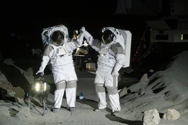 News Themen der Woche KW39 News Bilder des Tages Köln, 25.09.2024: Die ESA Astronauten Thomas Pesquet und Matthias Maurer bei Übungen im LUNA. Eröffnung der LUNA Analog Facility in Anwesenheit von Hendrik Wüst, Ministerpräsident des Landes NRW, Mona Neubaur, Wirtschafts- und Klimaschutzministerin in NRW, Dr. Anna Christmann, Koordinatorin der Bundesregierung für die deutsche Luft- und Raumfahrt, sowie Prof. Dr.-Ing. Anke Kaysser-Pyzalla, Vorstandsvorsitzende des DLR, ESA-Generaldirektor Dr. Josef Aschbacher und Vertreterinnen und Vertreter aus der Raumfahrt. Das Deutsche Zentrum für Luft- und Raumfahrt (DLR) und die Europäische Weltraumorganisation (ESA) errichtete am Standort Köln-Porz mit LUNA eine wegweisende Anlage zur Vorbereitung künftiger astronautischer und robotischer Mondmissio LUNA_Eröffnung032
