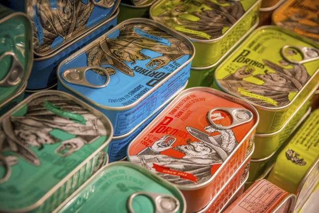 Faro, Portugal, 19. April 2024: Illustrativer Leitartikel: Blick auf Porthos Sardinen und Thunfisch in Blechdosen, Europa Faro, Portugal, April 19th 2024: Illustrative Editorial: View on Porthos Sardines and tuna fish in tin cans, Europe Copyright: imageBROKER KristofxBellens ibliqx11330388.jpg
