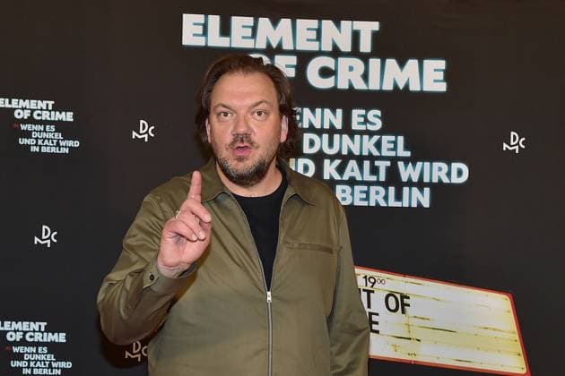 Bilder des Jahres 2024, Entertainment 09 September Entertainment Themen der Woche KW39 Entertainment Bilder des Tages Charly Hübner DOKU mit ELEMENT OF CRIME Charly Huebner Ankunft zur Premiere Der neue Dokumentarfilm von Charly Hübner mit der Band ELEMENT OF CRIME in WENN ES DUNKEL UND KALT WIRD IN BERLIN am 25.09.2024 *** Charly Hübner DOKU with ELEMENT OF CRIME Charly Huebner arrives for the premiere The new documentary by Charly Hübner with the band ELEMENT OF CRIME in WENN ES DUNKEL UND KALT WIRD IN BERLIN on 25 09 2024 Photopress Mueller