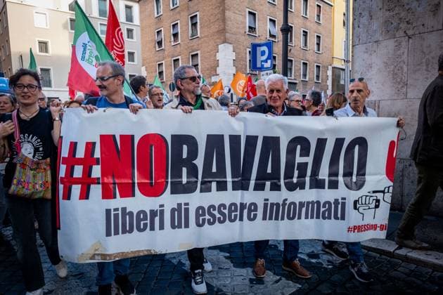 News Themen der Woche KW39 News Bilder des Tages September 25, 2024, Rome, Rm, Italy: Hundreds gather near the Senate to protest against a law that will provide for new penalties for those who demonstrate. No gag, free to be informed reads the banner. Rome Italy - ZUMAg256 20240925_znp_g256_020 Copyright: xMarcoxDixGianvitox