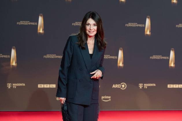 Iris BERBEN, Schauspielerin, Roter Teppich, Red Carpet Show, Ankunft, arrival, Verleihung des Deutschen Fernsehpreises, Der Deutsche Fernsehpreis 2024, Deutscher Fernsehpreis 2024 in den MMC Studios Koeln, am 25.09.2024.
