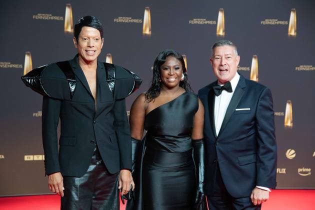 v.l. Jorge GONZALEZ, Choreograph, Motsi MABUSE, Taenzerin, Joachim LLAMBI, Taenzer, Roter Teppich, Red Carpet Show, Ankunft, arrival, Verleihung des Deutschen Fernsehpreises, Der Deutsche Fernsehpreis 2024, Deutscher Fernsehpreis 2024 in den MMC Studios Koeln, am 25.09.2024.