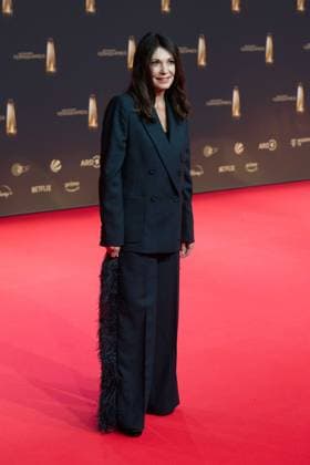 Iris BERBEN, Schauspielerin, Roter Teppich, Red Carpet Show, Ankunft, arrival, Verleihung des Deutschen Fernsehpreises, Der Deutsche Fernsehpreis 2024, Deutscher Fernsehpreis 2024 in den MMC Studios Koeln, am 25.09.2024.