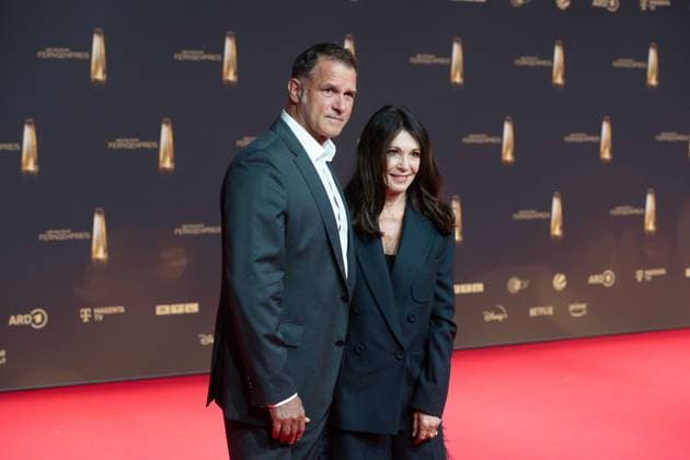 Iris BERBEN, Schauspielerin, mit Partner Heiko KIESOW, Roter Teppich, Red Carpet Show, Ankunft, arrival, Verleihung des Deutschen Fernsehpreises, Der Deutsche Fernsehpreis 2024, Deutscher Fernsehpreis 2024 in den MMC Studios Koeln, am 25.09.2024.