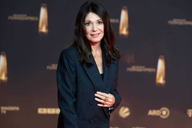Iris BERBEN, Schauspielerin, Roter Teppich, Red Carpet Show, Ankunft, arrival, Verleihung des Deutschen Fernsehpreises, Der Deutsche Fernsehpreis 2024, Deutscher Fernsehpreis 2024 in den MMC Studios Koeln, am 25.09.2024.