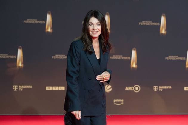 Iris BERBEN, Schauspielerin, Roter Teppich, Red Carpet Show, Ankunft, arrival, Verleihung des Deutschen Fernsehpreises, Der Deutsche Fernsehpreis 2024, Deutscher Fernsehpreis 2024 in den MMC Studios Koeln, am 25.09.2024.