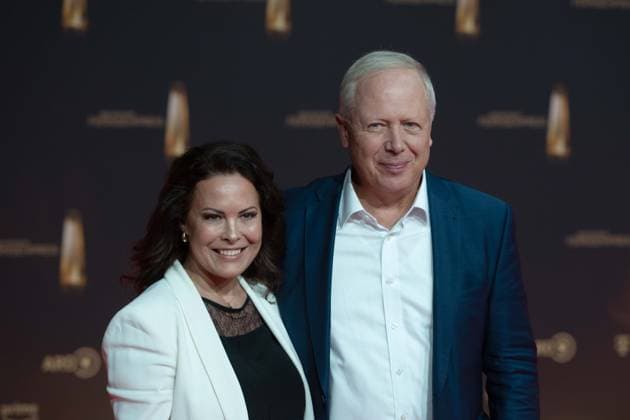 Tom BUHROW, WDR Intendant, mit Partnerin Daniela BOFF, Roter Teppich, Red Carpet Show, Ankunft, arrival, Verleihung des Deutschen Fernsehpreises, Der Deutsche Fernsehpreis 2024, Deutscher Fernsehpreis 2024 in den MMC Studios Koeln, am 25.09.2024.