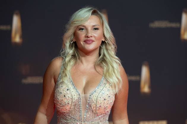 Evelyn BURDECKI, Moderatorin, Roter Teppich, Red Carpet Show, Ankunft, arrival, Verleihung des Deutschen Fernsehpreises, Der Deutsche Fernsehpreis 2024, Deutscher Fernsehpreis 2024 in den MMC Studios Koeln, am 25.09.2024.