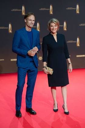 Wulf SCHMIESE, Moderator, Marietta SLOMKA, Moderatorin, Roter Teppich, Red Carpet Show, Ankunft, arrival, Verleihung des Deutschen Fernsehpreises, Der Deutsche Fernsehpreis 2024, Deutscher Fernsehpreis 2024 in den MMC Studios Koeln, am 25.09.2024.