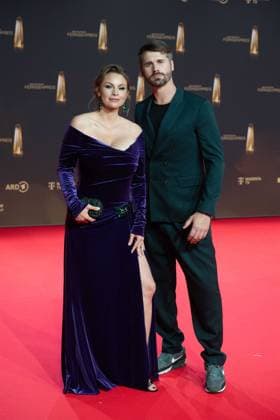 Thore SCHOELERMANN, Schölermann, Schauspieler, Jana-Julie KILKA, Schauspielerin, Roter Teppich, Red Carpet Show, Ankunft, arrival, Verleihung des Deutschen Fernsehpreises, Der Deutsche Fernsehpreis 2024, Deutscher Fernsehpreis 2024 in den MMC Studios Koeln, am 25.09.2024.