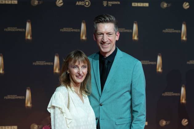 Steffen HALLASCHKA, Moderator, mit Frau Anne-Katrin Roter Teppich, Red Carpet Show, Ankunft, arrival, Verleihung des Deutschen Fernsehpreises, Der Deutsche Fernsehpreis 2024, Deutscher Fernsehpreis 2024 in den MMC Studios Koeln, am 25.09.2024.