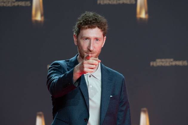 Louis KLAMROTH, Moderator, Roter Teppich, Red Carpet Show, Ankunft, arrival, Verleihung des Deutschen Fernsehpreises, Der Deutsche Fernsehpreis 2024, Deutscher Fernsehpreis 2024 in den MMC Studios Koeln, am 25.09.2024.