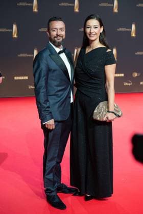 Pinar ATALAY, Moderatorin, mit Ehemann Roter Teppich, Red Carpet Show, Ankunft, arrival, Verleihung des Deutschen Fernsehpreises, Der Deutsche Fernsehpreis 2024, Deutscher Fernsehpreis 2024 in den MMC Studios Koeln, am 25.09.2024.