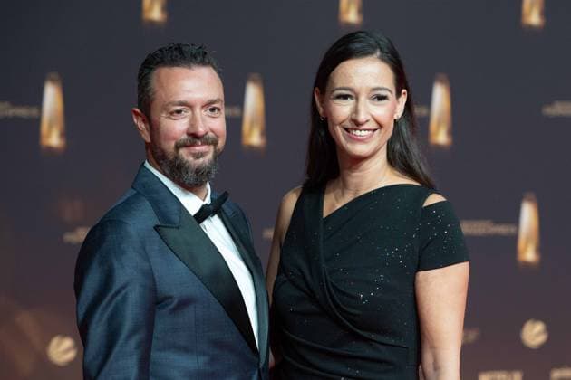 Pinar ATALAY, Moderatorin, mit Ehemann Roter Teppich, Red Carpet Show, Ankunft, arrival, Verleihung des Deutschen Fernsehpreises, Der Deutsche Fernsehpreis 2024, Deutscher Fernsehpreis 2024 in den MMC Studios Koeln, am 25.09.2024.