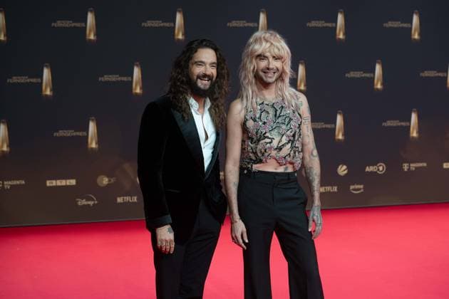 Tom und Bill KAULITZ, Saenger, Musiker, Tokio Hotel, Roter Teppich, Red Carpet Show, Ankunft, arrival, Verleihung des Deutschen Fernsehpreises, Der Deutsche Fernsehpreis 2024, Deutscher Fernsehpreis 2024 in den MMC Studios Koeln, am 25.09.2024.