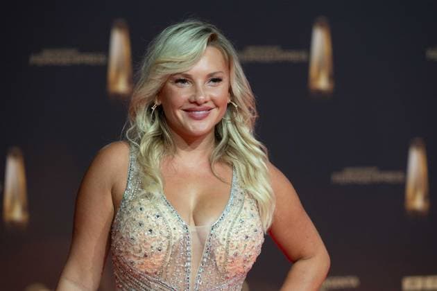 Evelyn BURDECKI, Moderatorin, Roter Teppich, Red Carpet Show, Ankunft, arrival, Verleihung des Deutschen Fernsehpreises, Der Deutsche Fernsehpreis 2024, Deutscher Fernsehpreis 2024 in den MMC Studios Koeln, am 25.09.2024.