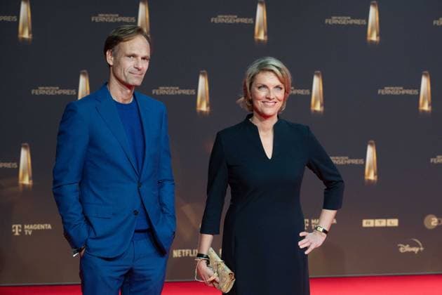 Wulf SCHMIESE, Moderator, Marietta SLOMKA, Moderatorin, Roter Teppich, Red Carpet Show, Ankunft, arrival, Verleihung des Deutschen Fernsehpreises, Der Deutsche Fernsehpreis 2024, Deutscher Fernsehpreis 2024 in den MMC Studios Koeln, am 25.09.2024.